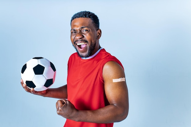 Deportista afroamericano mostrando su brazo después de recibir una vacuna en el estudio