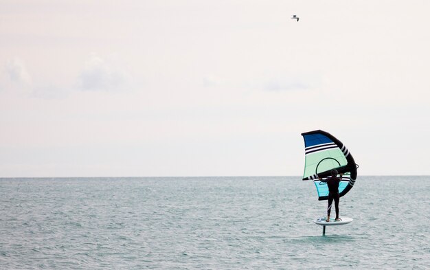 Deportista con ala navegando en el mar