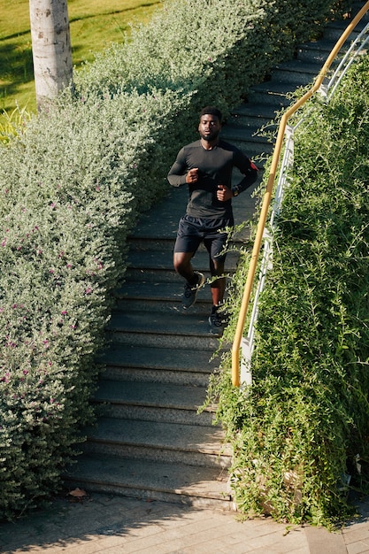 Deportista bajando las escaleras