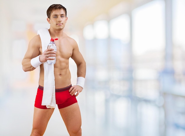 Un deportista con botella de agua.