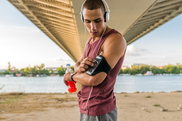 Foto deportista con un brazalete