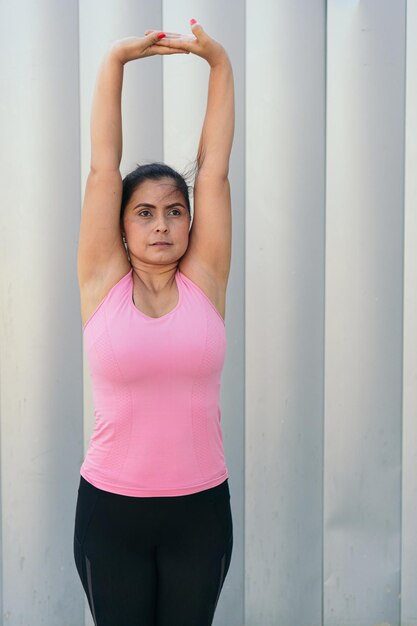 Deportista calentando el cuerpo durante el entrenamiento