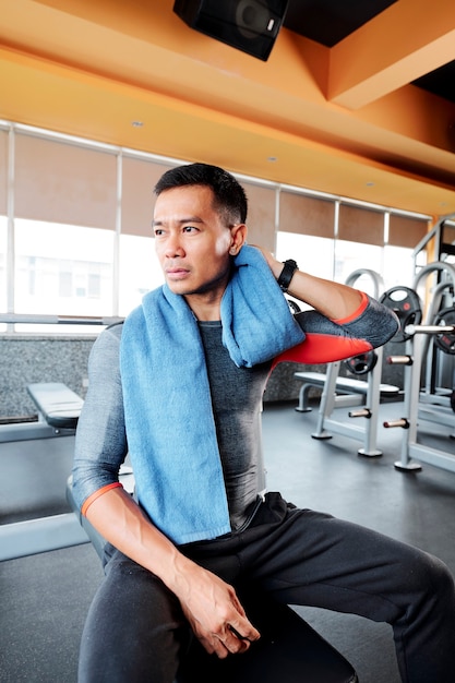 Deportista cansado en gimnasio