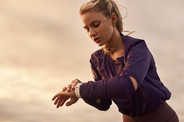 Deportista comprobando el pulso en el reloj de pulsera