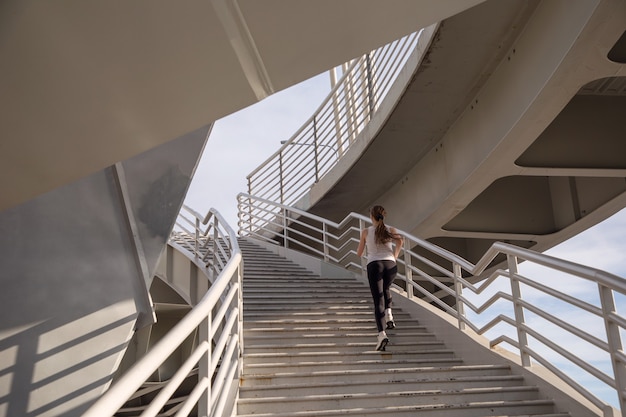 Deportista corriendo escaleras arriba