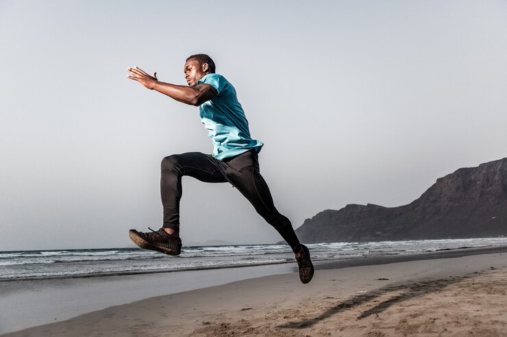 Foto deportista decidido saltando cerca del mar