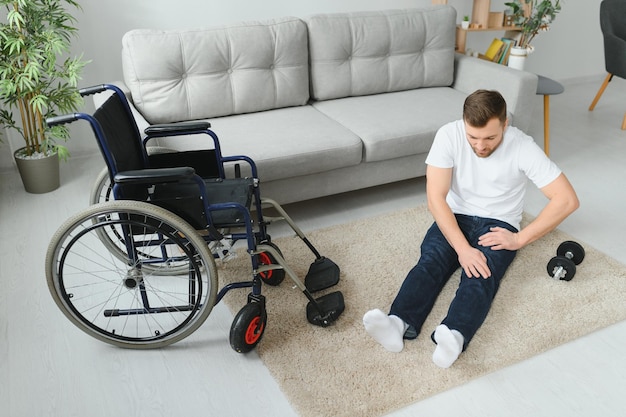 Deportista discapacitado haciendo estiramientos y ejercicios sobre fondo de silla de ruedas La vida de una persona discapacitada