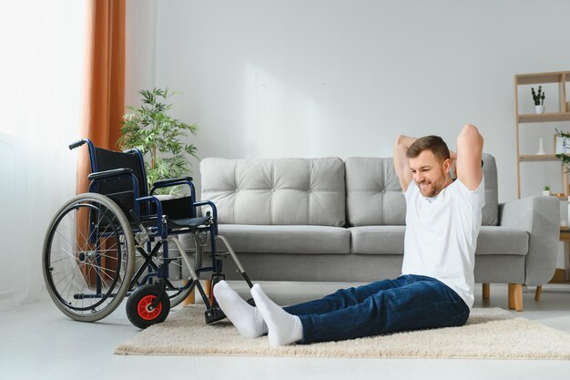 Deportista discapacitado haciendo estiramientos y ejercicios sobre fondo de silla de ruedas La vida de una persona discapacitada