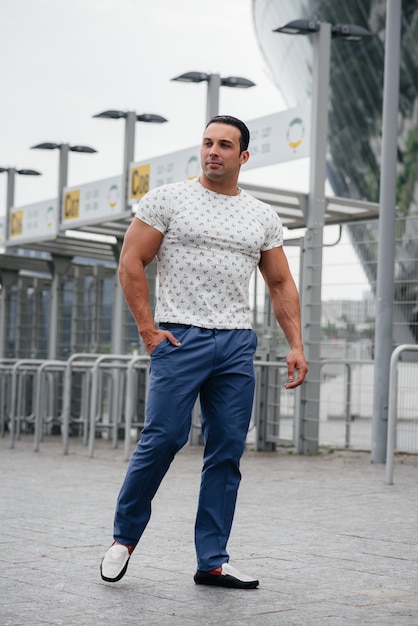 Un deportista se para y disfruta de una caminata cerca del estadio. Estilo de vida