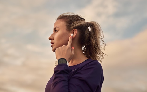 Deportista escuchando música durante el entrenamiento