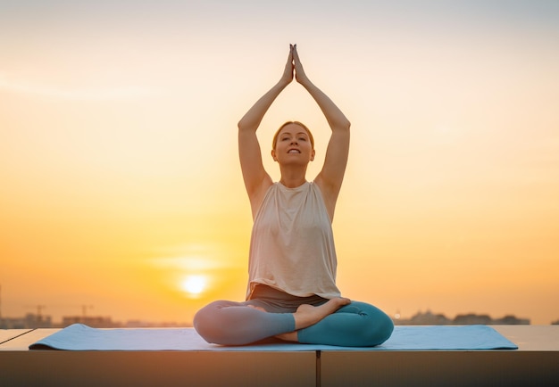 La deportista está haciendo yoga