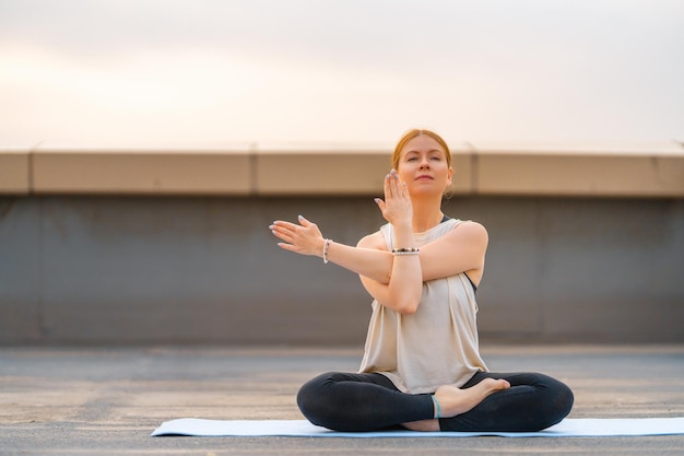 La deportista está haciendo yoga