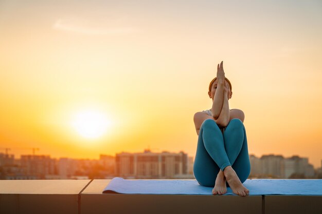 La deportista está haciendo yoga