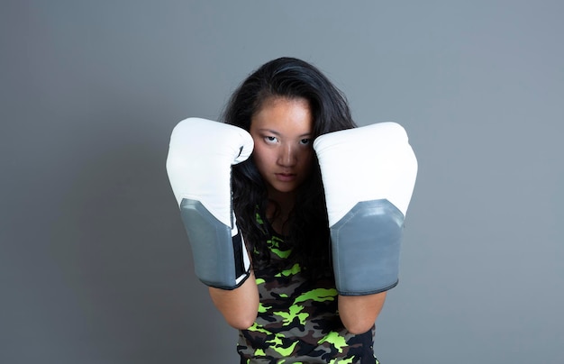 Deportista de etnia asiática con guantes de boxeo