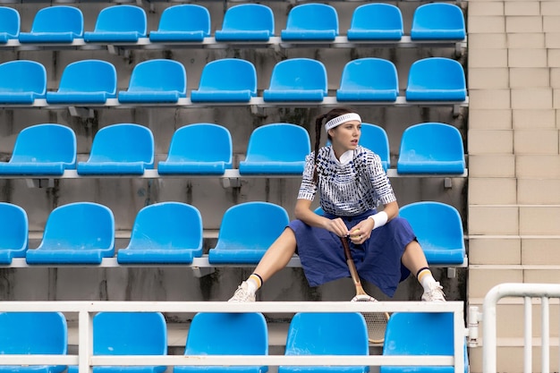 Deportista exitosa con raqueta en la cancha de tenis. Estilo de vida saludable