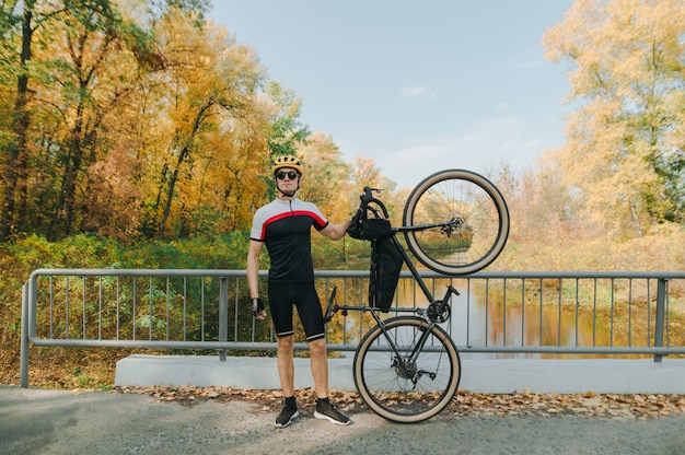 Deportista extremo monta espectacularmente en bicicleta en el bosque