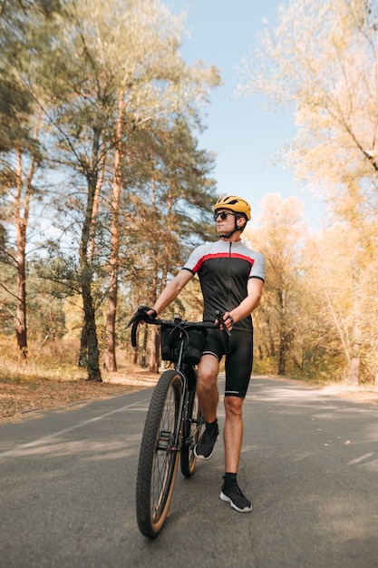 Deportista extremo monta espectacularmente en bicicleta en el bosque