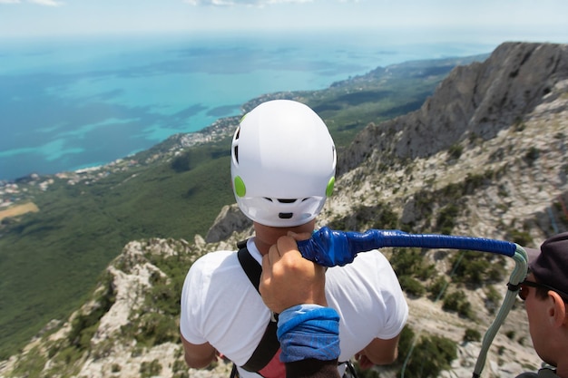 Un deportista extremo salta sobre una cuerda desde una gran altura