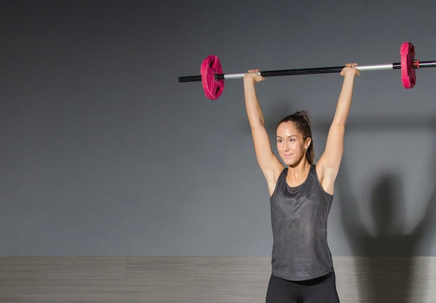 Deportista en gimnasio ejercitando músculos