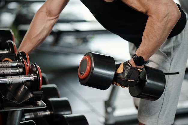 Deportista haciendo ejercicio para bíceps