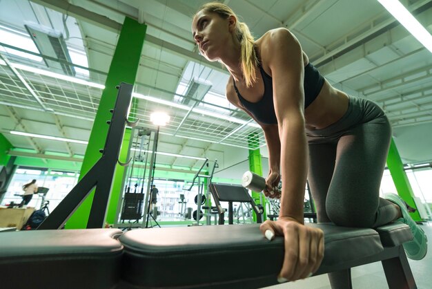 La deportista haciendo ejercicio en el gimnasio.