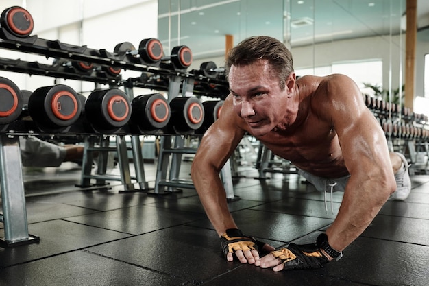 Deportista haciendo flexiones de diamante