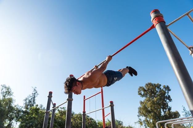 deportista haciendo gimnasia al aire libre, atleta, calistenia