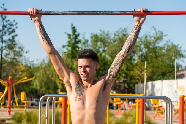 deportista haciendo gimnasia al aire libre, atleta, calistenia