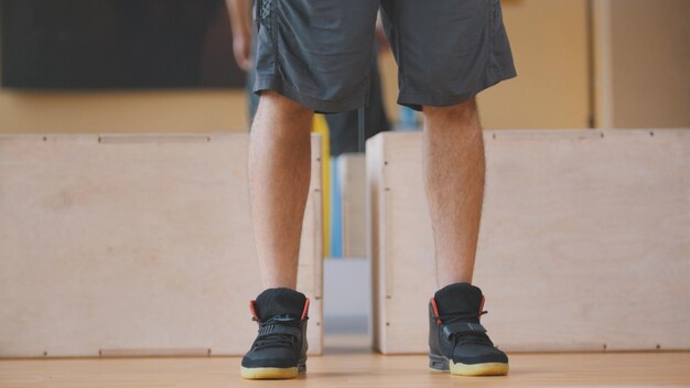 Deportista hombre en zapatillas - en el gimnasio - Vista cercana