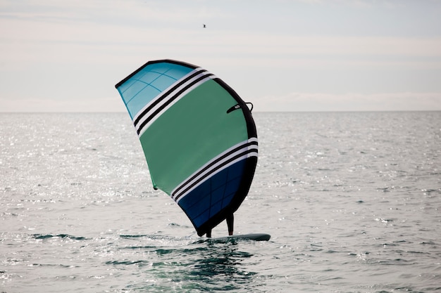 deportista con lámina de ala navegando en el mar