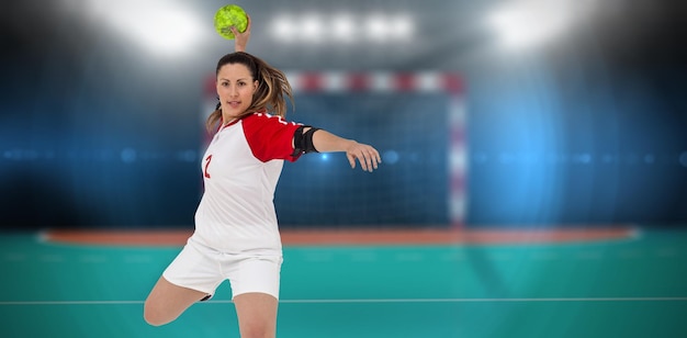 Deportista lanzando una pelota