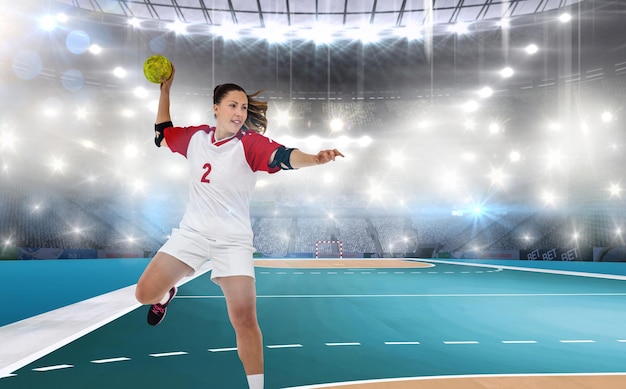 Deportista lanzando una pelota