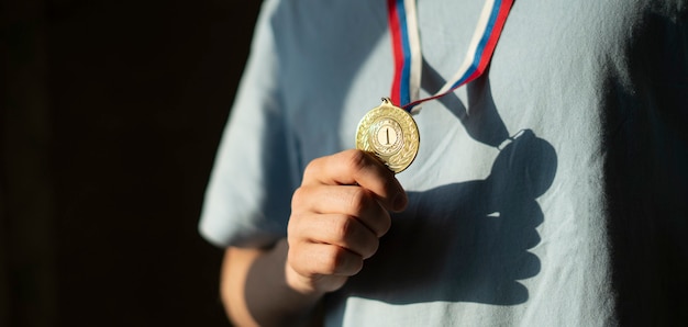 Un deportista masculino con una medalla de oro en el pecho, líder campeón