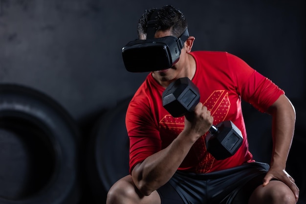 Deportista mexicano haciendo un ejercicio de entrenamiento con pesas usando mancuernas y entrenamiento de metaverso de gafas vr de realidad virtual