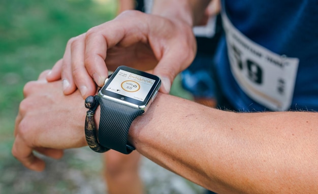 Deportista mirando un reloj inteligente