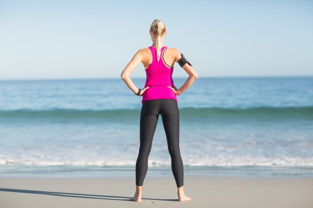 Deportista de pie en la playa