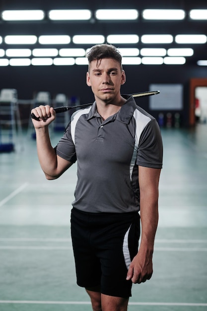 Deportista posando con raqueta de bádminton