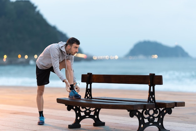 Deportista preparándose para empezar a entrenar