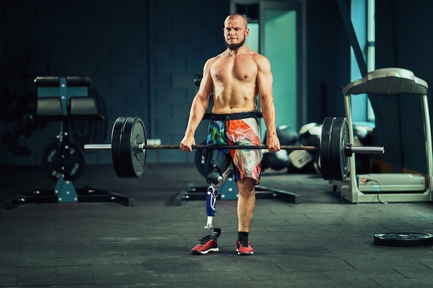 Deportista con prótesis trabajando en gimnasio