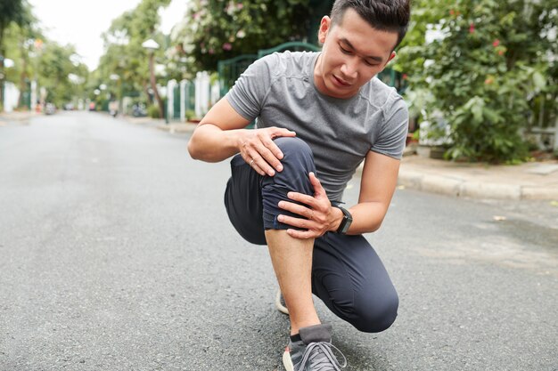 Foto deportista que sufre de dolor de rodilla