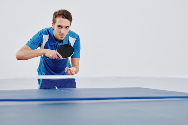 Deportista sirviendo pelota de ping pong