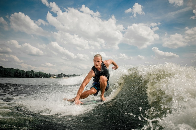 Foto deportista va wakeboard en el río