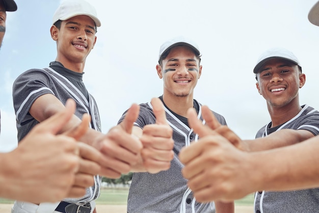 Los deportistas de béisbol y los pulgares hacia arriba tienen éxito en el entrenamiento de la motivación del entrenamiento físico, confían y ejercen el apoyo de la comunidad Amigos del equipo y sonríen con los objetivos ganadores o el signo de la mano objetivo en el campo deportivo