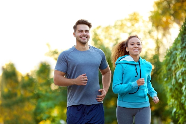 Deportistas corriendo en el parque