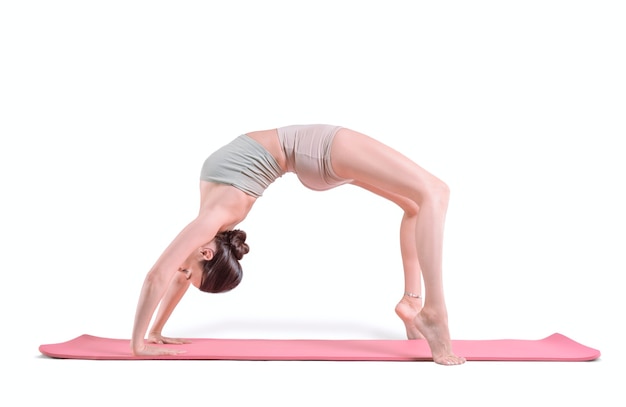 Deportiva joven haciendo práctica de yoga. Deflexión hacia atrás. Aislado en un fondo blanco. Técnica mixta