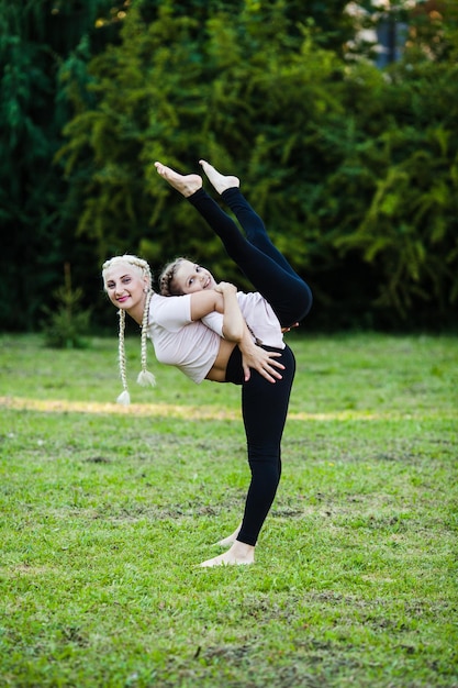 Deportiva madre y su hija haciendo deporte