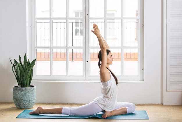 Deportiva mujer entrenando en casa