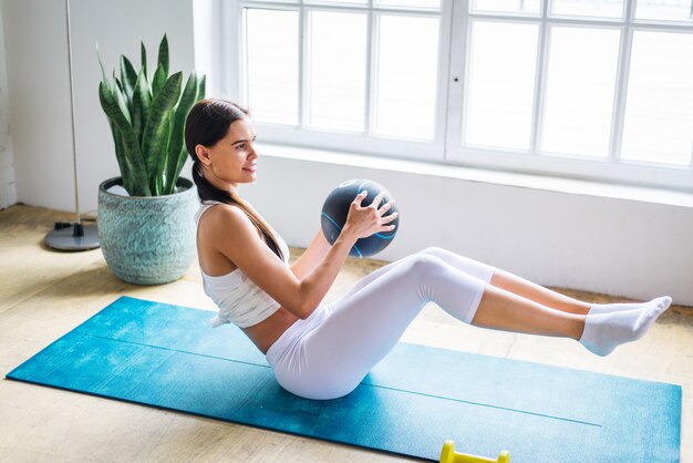 Deportiva mujer entrenando en casa