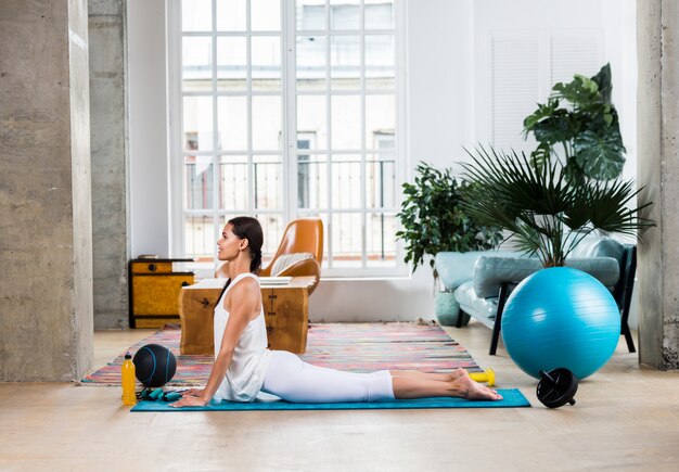 Deportiva mujer entrenando en casa