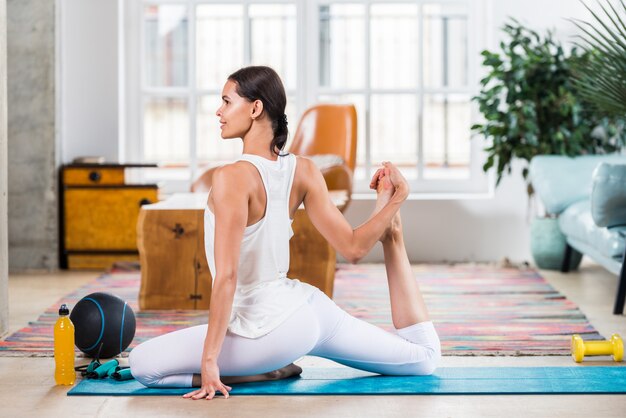 Deportiva mujer entrenando en casa